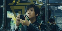 不知火舞和三个小男孩在公园